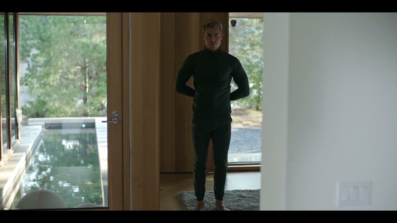 Raptus standing in the entry